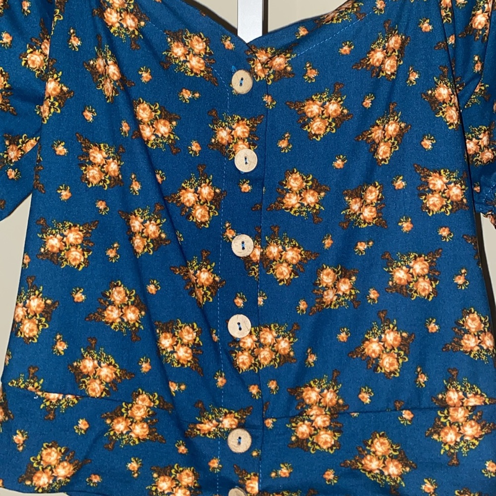 Floral Button-Up Crop Top - Picture 2 of 4